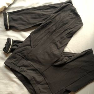 Lululemon black leggings size 6 with pockets